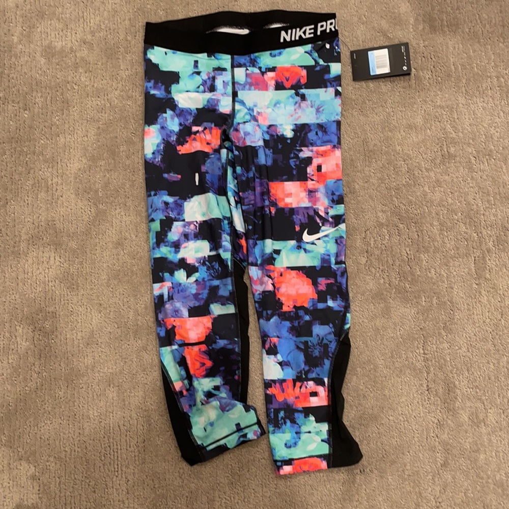 NWT Nike Pro Crops